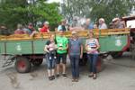 Gruppenfoto vor Traktoranhänger