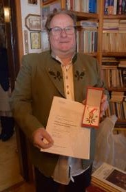 Verleihung des Goldenen Ehrenzeichens für Oberrat Mag. Dr. Leopold Jirovetz