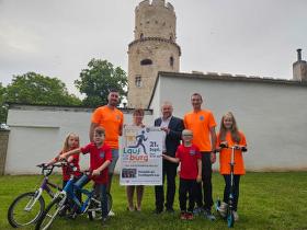 Dorferneuerungsverein - 2.000 Euro für Kinderkrebsforschung – Lauf um die Burg Spendengeldübergabe