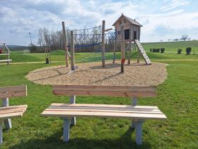 Drei neue Holzbänke für unseren Ungerndorfer Naturspielplatz