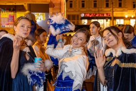 Narrenwecken auf dem Laaer Stadtplatz