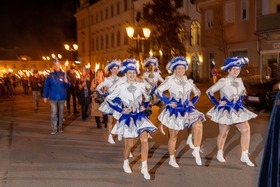 Narrenwecken auf dem Laaer Stadtplatz