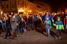 Narrenwecken auf dem Laaer Stadtplatz