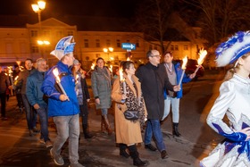 Narrenwecken auf dem Laaer Stadtplatz