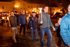 Narrenwecken auf dem Laaer Stadtplatz