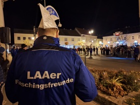 Narrenwecken auf dem Laaer Stadtplatz