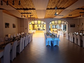 Schön gedeckter Festsaal