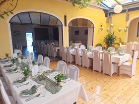 Schön gedeckter Festsaal